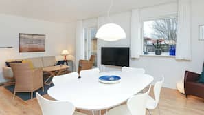 Kjøleskap, oppvaskmaskin, kaffetrakter/tekoker og høy barnestol