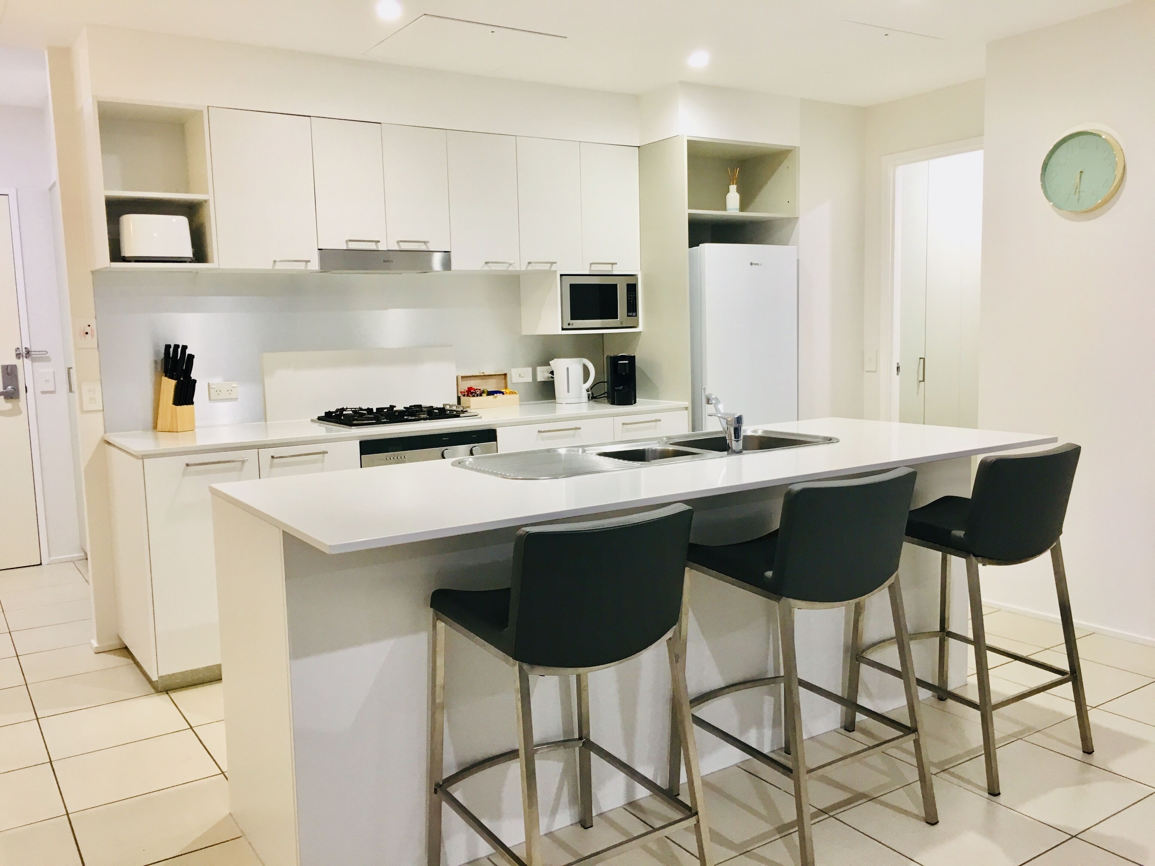 ?(8) Spectacular Ocean Views in City 2bdrm 2bath?