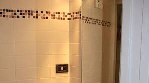 Douche, sèche-cheveux, serviettes fournies, savon