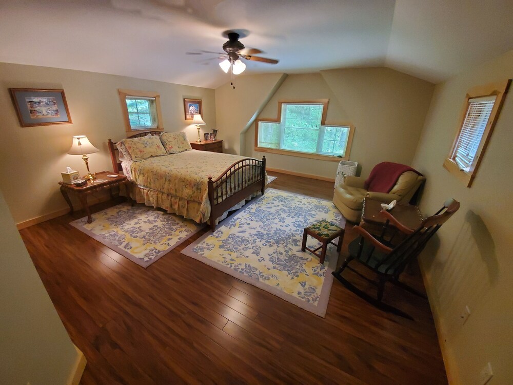 Pristine Lakefront Cottage in Maine 30 miles from Acadia National Park