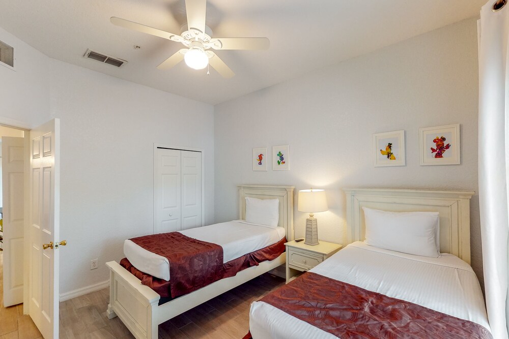 1st floor condo w/ shared pools, basketball court, tennis court, patio