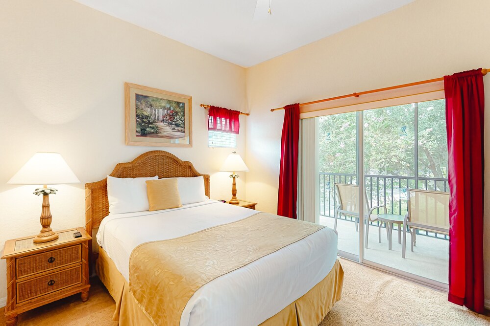 2nd floor condo w/ gym, basketball court, shared pools, restaurant