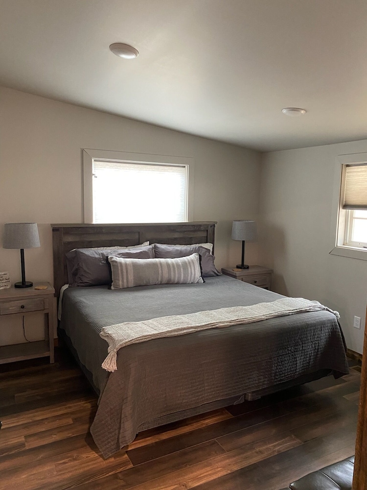 Remodeled Private Waterfront Cottage, Pet Friendly, with dock in Osage