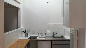 Micro-ondes, fourneau de cuisine, cafetière/bouilloire, grille-pain