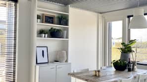 Kühlschrank, Mikrowelle, Ofen, Wasserkocher mit Kaffee-/Teezubehör