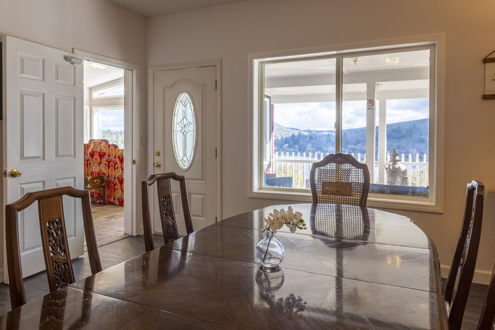 Lakeside California Jewel 10 Bedroom Luxury Spa Retreat
