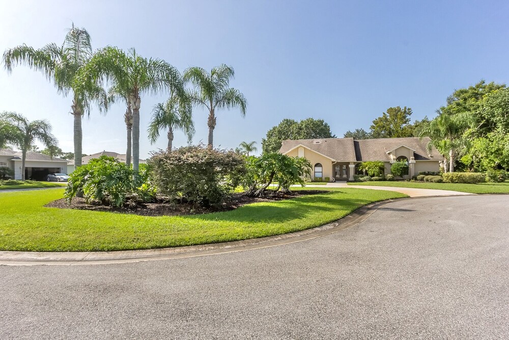 4 Bedroom Pool Home within Spruce Creek FlyIn, live 24 hr security SamsulaSpruce