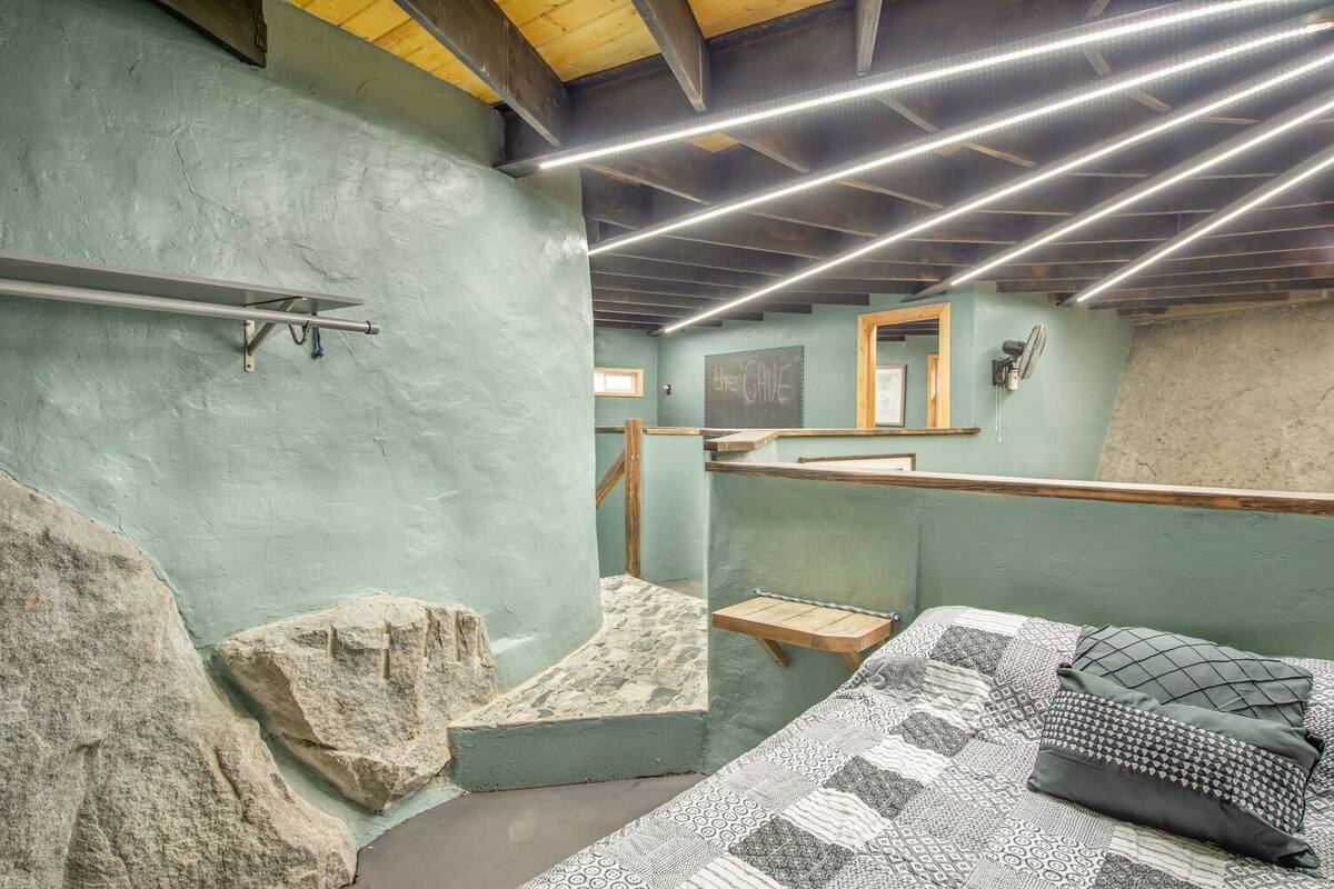 C A V E With Underground Hot Tub Grotto 21 Room Prices Deals Reviews Expedia Com