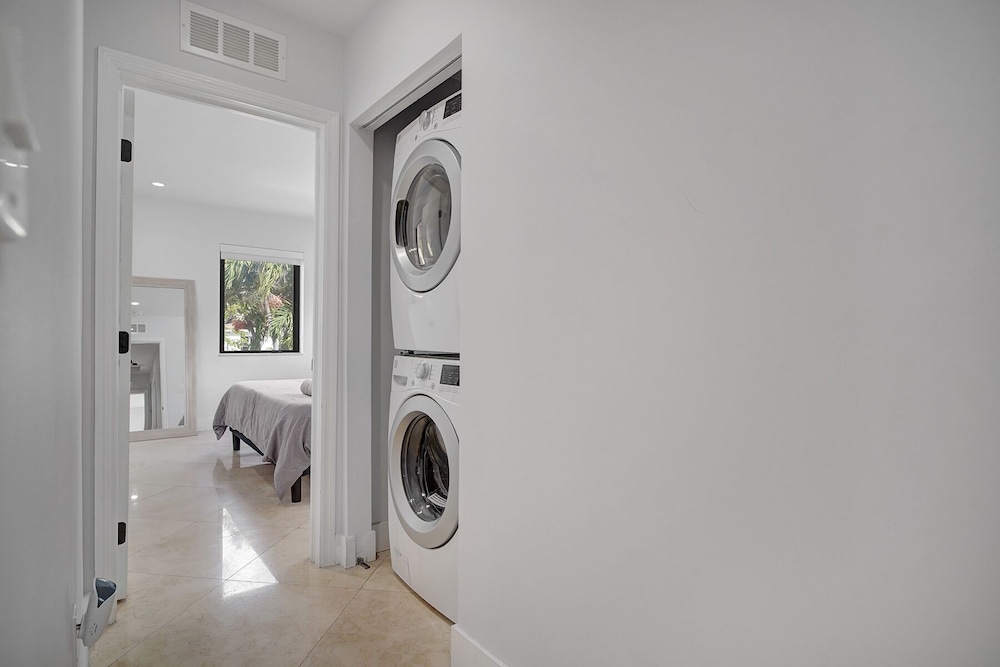 LUXE 4BR | Pool & FirePit | Walk to Restaurants & Bars | 15 mins to South Beach
