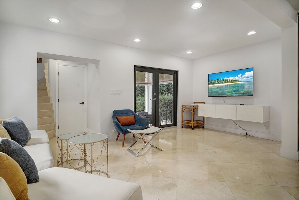 LUXE 4BR | Pool & FirePit | Walk to Restaurants & Bars | 15 mins to South Beach