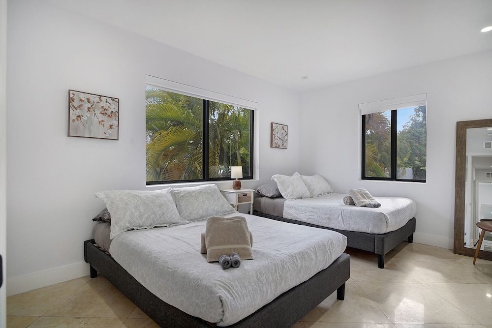 LUXE 4BR | Pool & FirePit | Walk to Restaurants & Bars | 15 mins to South Beach