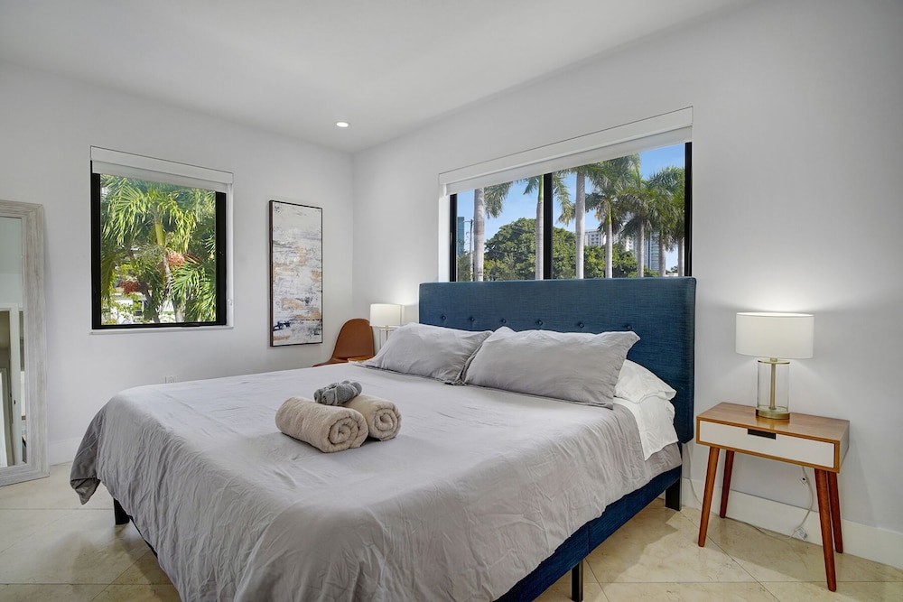 LUXE 4BR | Pool & FirePit | Walk to Restaurants & Bars | 15 mins to South Beach