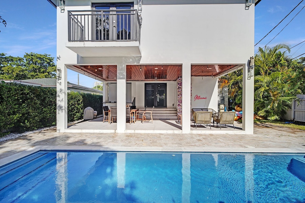 LUXE 4BR | Pool & FirePit | Walk to Restaurants & Bars | 15 mins to South Beach