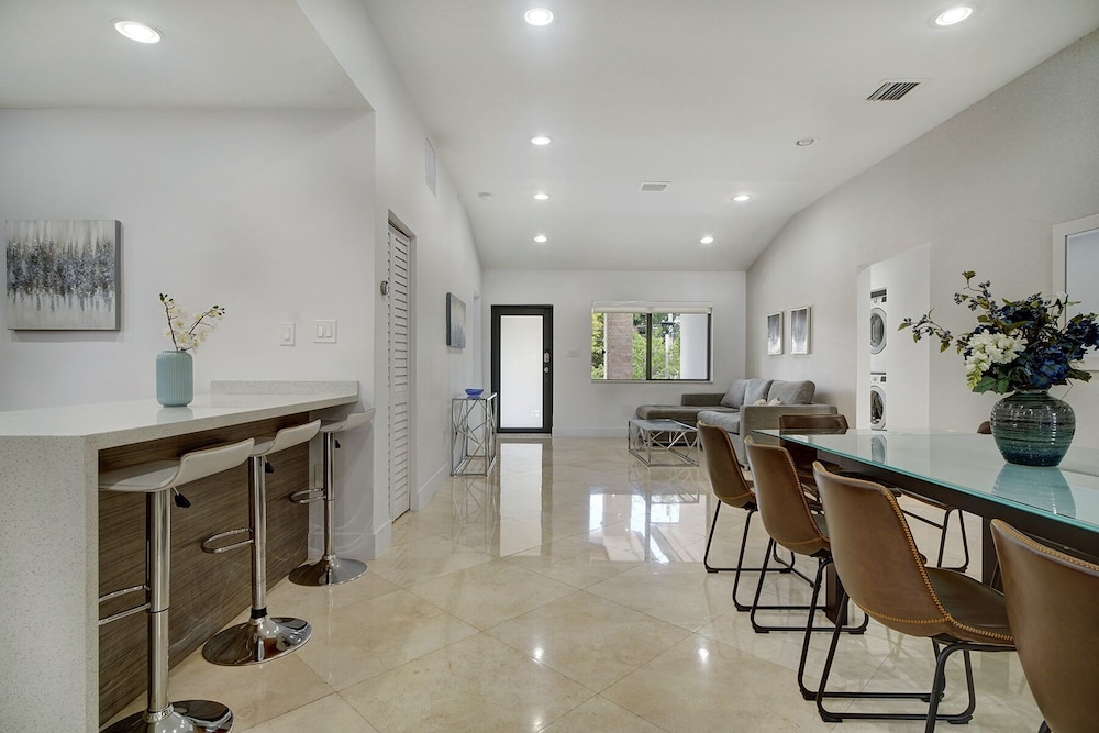 LUXE 4BR | Pool & FirePit | Walk to Restaurants & Bars | 15 mins to South Beach