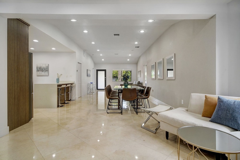 LUXE 4BR | Pool & FirePit | Walk to Restaurants & Bars | 15 mins to South Beach