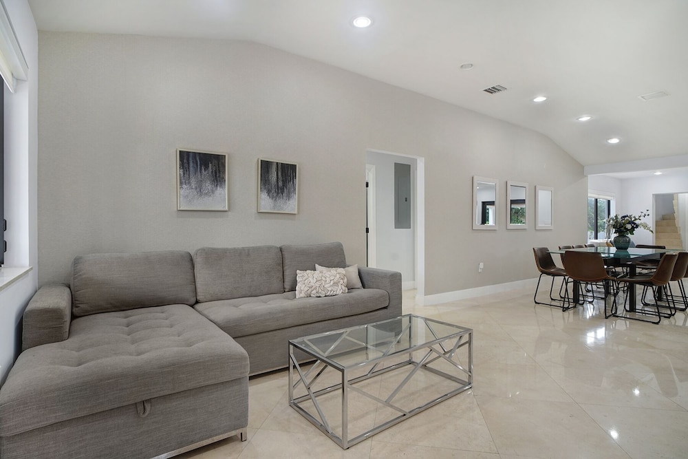 LUXE 4BR | Pool & FirePit | Walk to Restaurants & Bars | 15 mins to South Beach