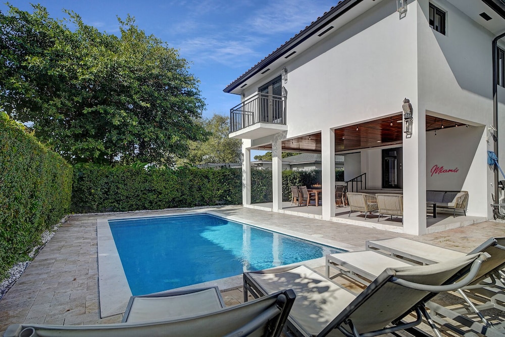 LUXE 4BR | Pool & FirePit | Walk to Restaurants & Bars | 15 mins to South Beach