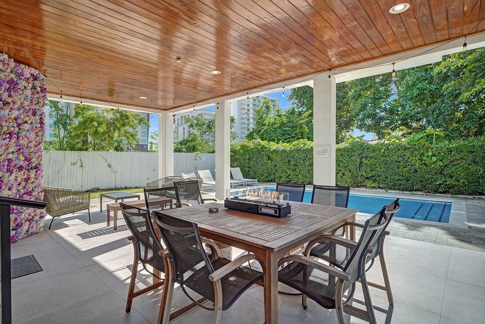 LUXE 4BR | Pool & FirePit | Walk to Restaurants & Bars | 15 mins to South Beach