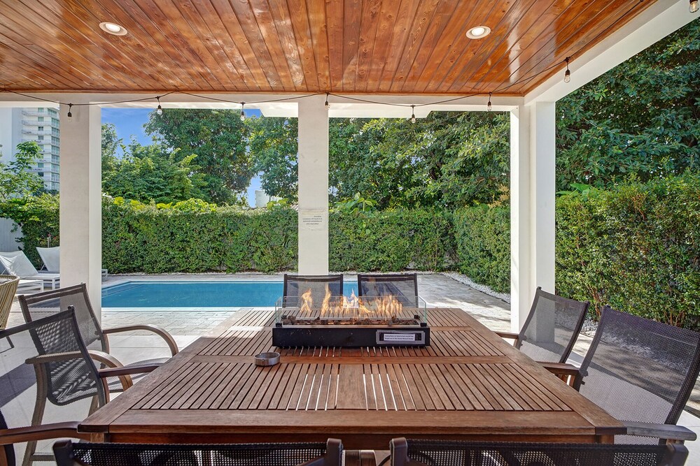 LUXE 4BR | Pool & FirePit | Walk to Restaurants & Bars | 15 mins to South Beach