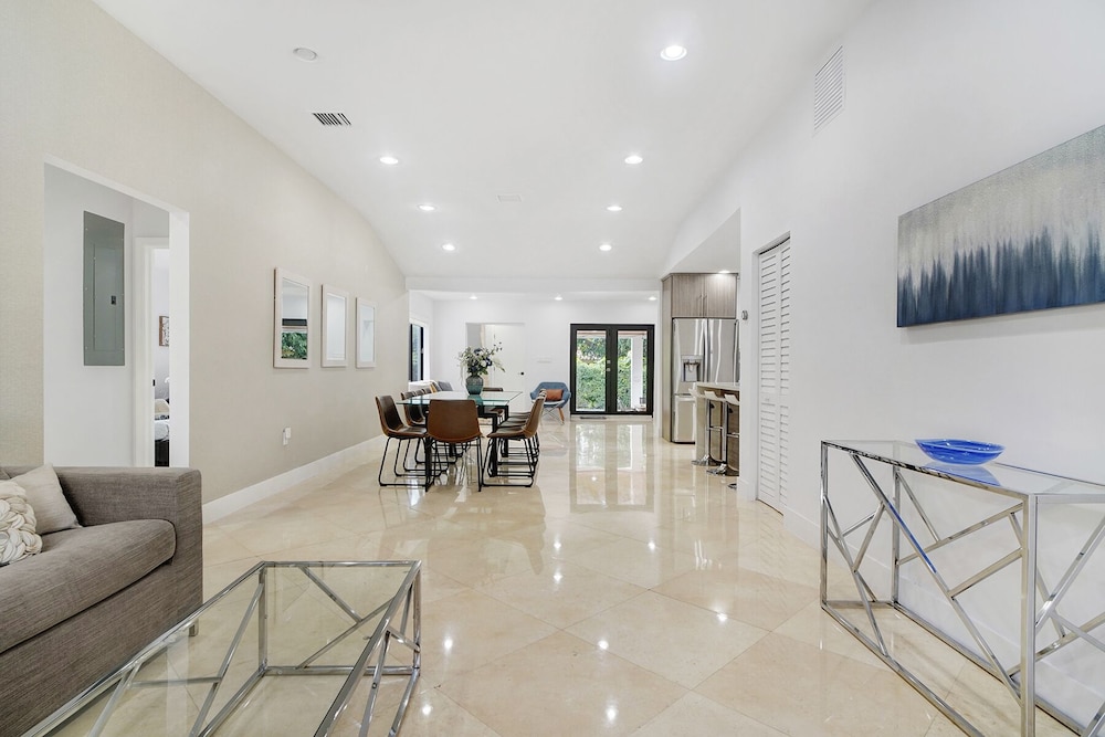 LUXE 4BR | Pool & FirePit | Walk to Restaurants & Bars | 15 mins to South Beach