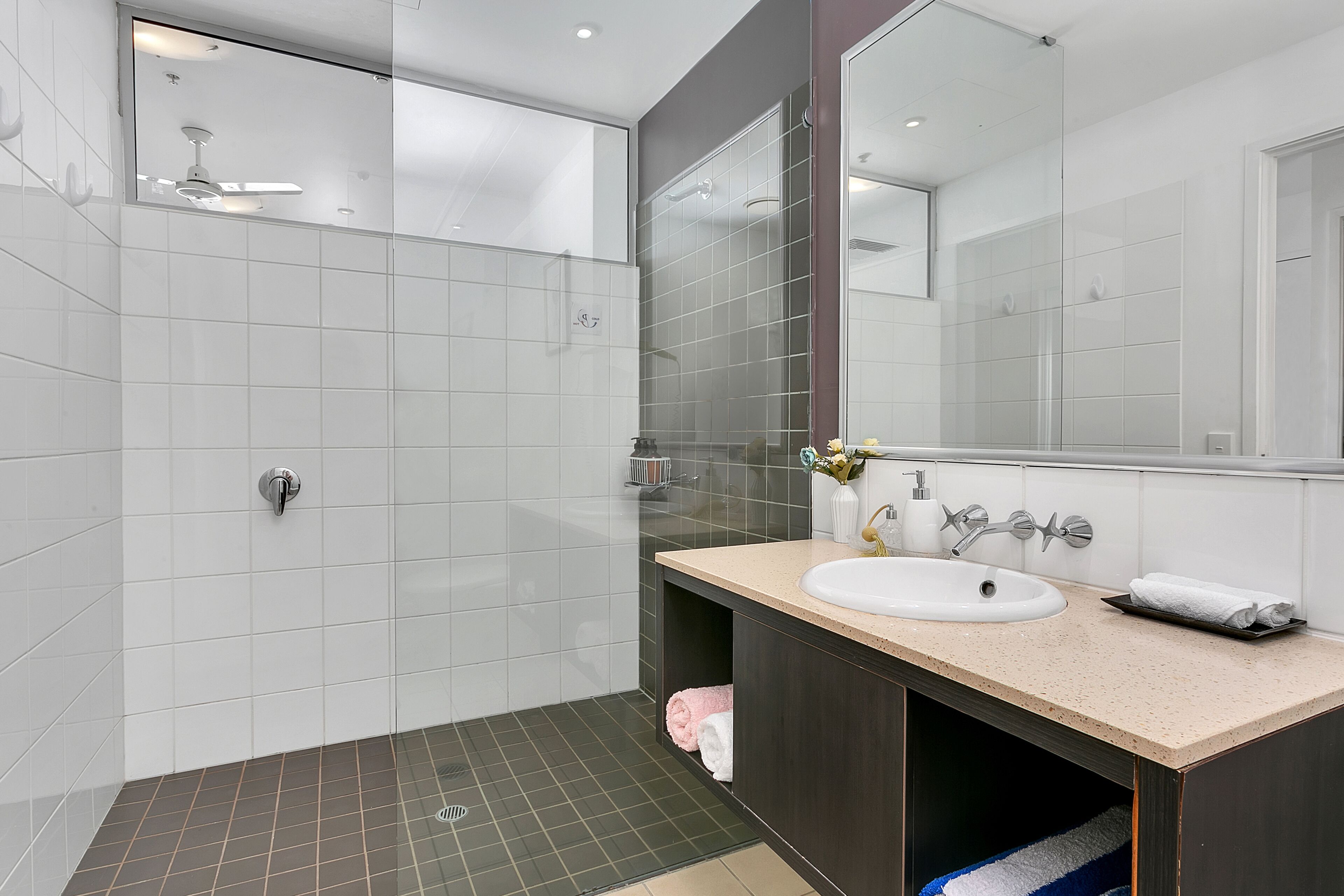 ?(124) Amazing Top Floor Views - Hotel Room?