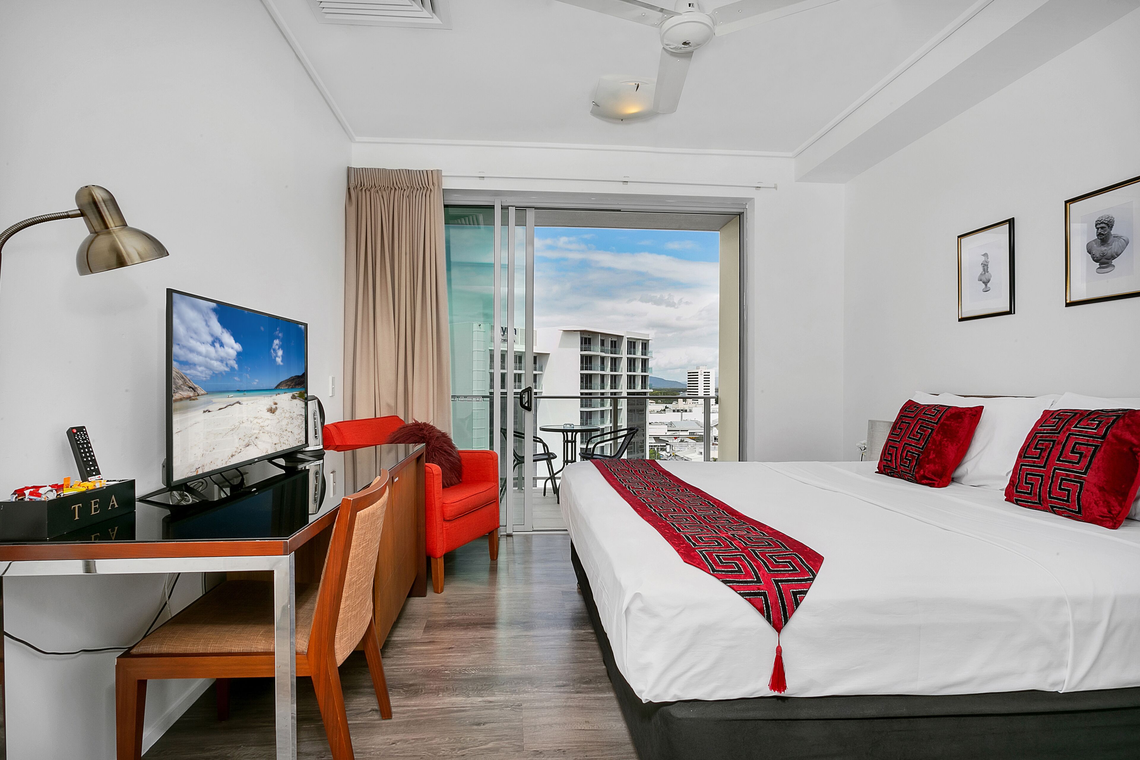 ?(124) Amazing Top Floor Views - Hotel Room?