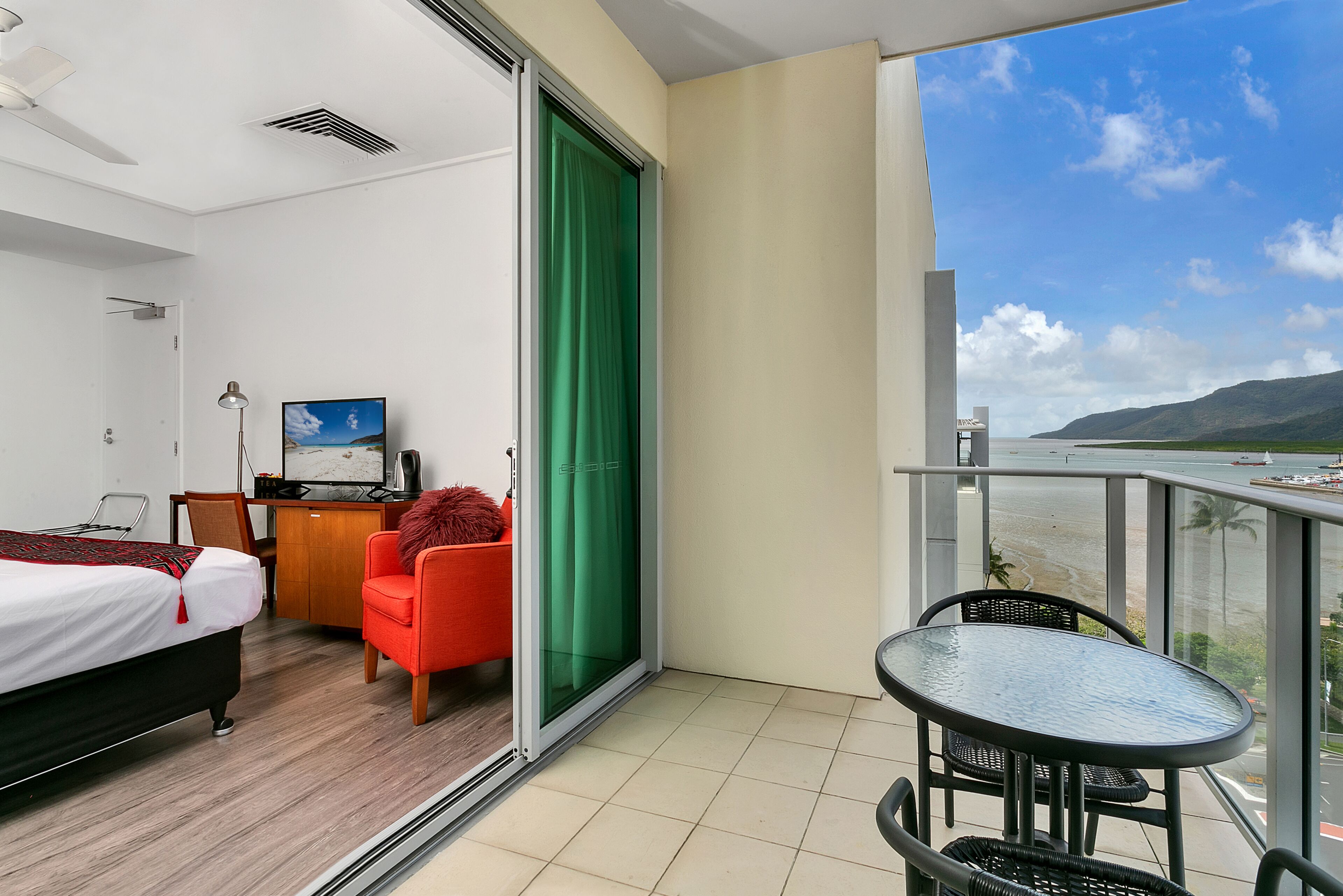 ?(124) Amazing Top Floor Views - Hotel Room?