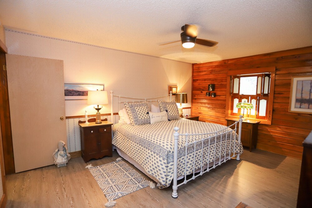 Private home with pool minutes from downtown La Grange and Antique