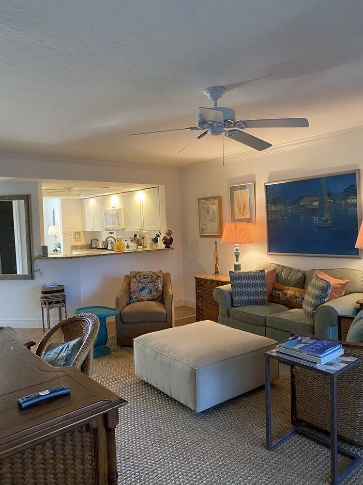 Pet friendly! Walk to beach, dining, shopping Naples Vrbo