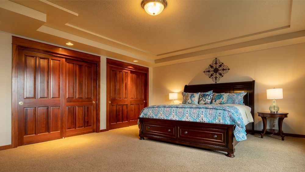 Orca Manor, Oceanfront, NEW SAUNA! Beach Access, WiFi, Hot Tub, BBQ