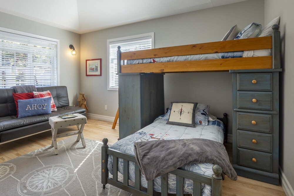 The Sanctuary at Seal Rock, Sleeps 8, Pet Friendly, Oceanfront, Hot Tub