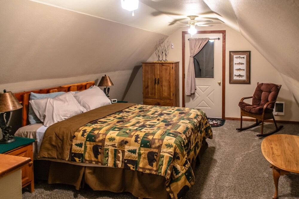 Red Roof Cabin on 3 Acres in the Heart of Glacier