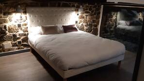 Down duvet, iron/ironing board, free WiFi, linens
