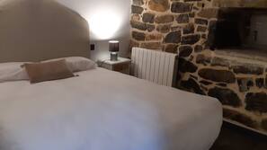 Down duvet, iron/ironing board, free WiFi, linens