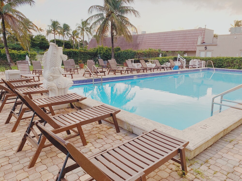 Outdoor pool, Miami Gardens Inn & Suites