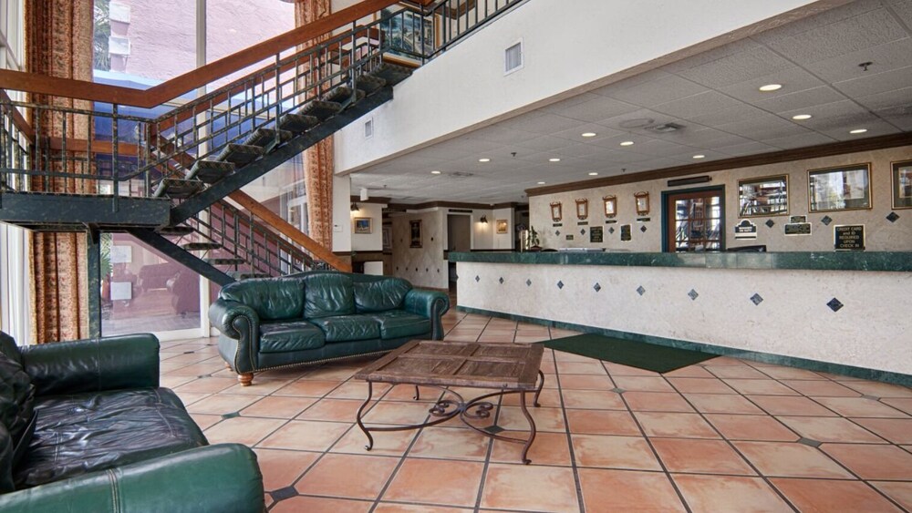 Lobby sitting area, Miami Gardens Inn & Suites