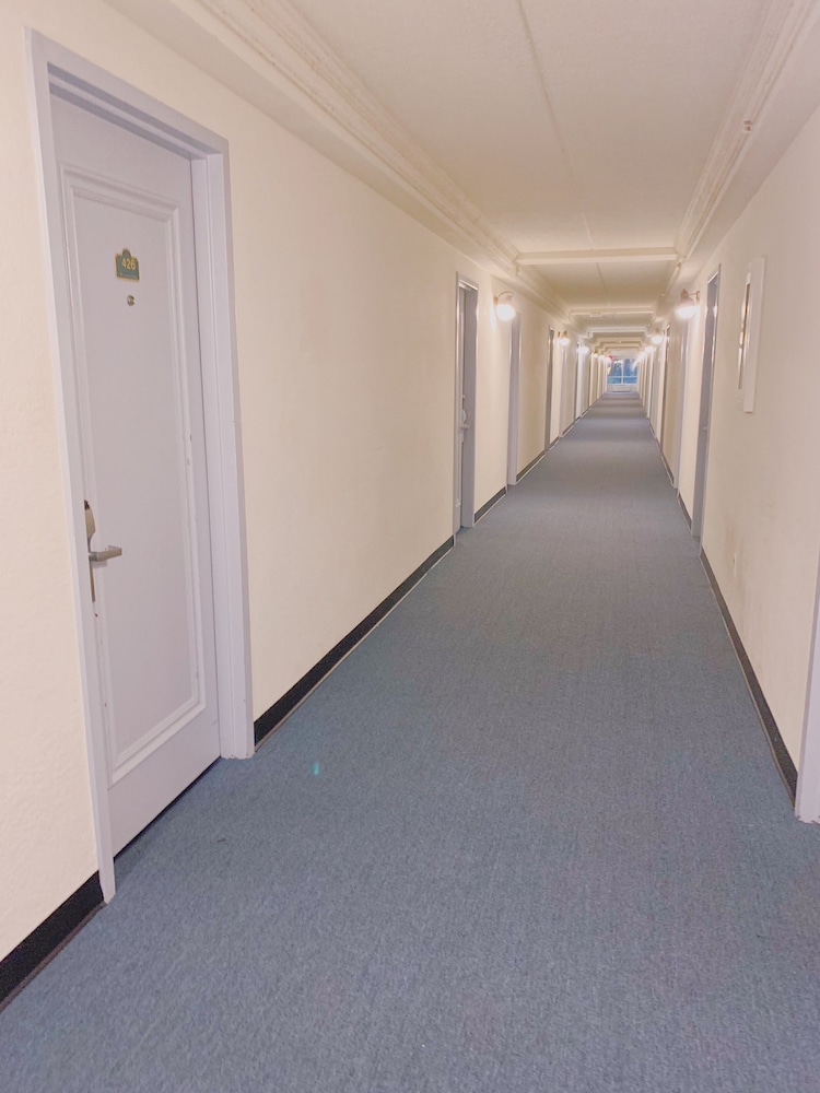 Hallway, Miami Gardens Inn & Suites