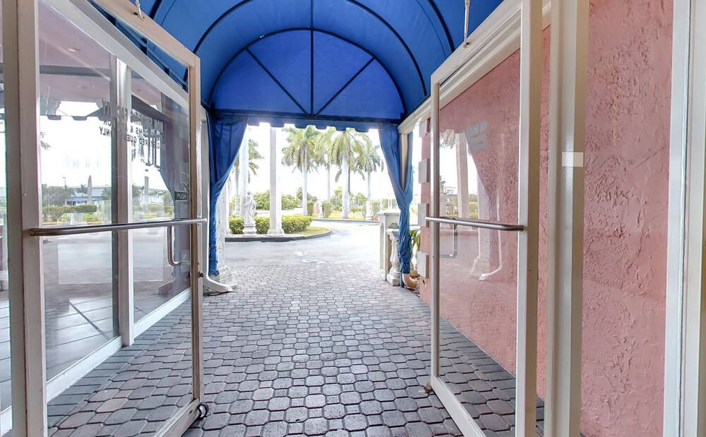 Property entrance, Miami Gardens Inn & Suites