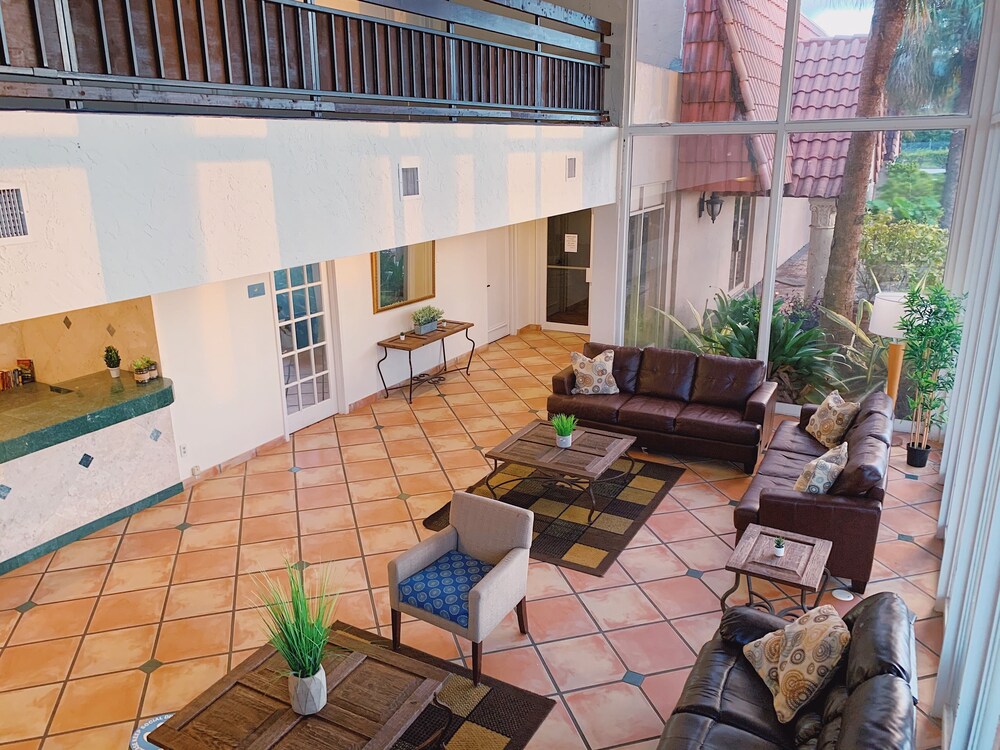 Lobby sitting area, Miami Gardens Inn & Suites