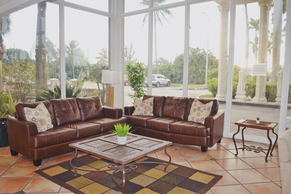 Lobby sitting area, Miami Gardens Inn & Suites