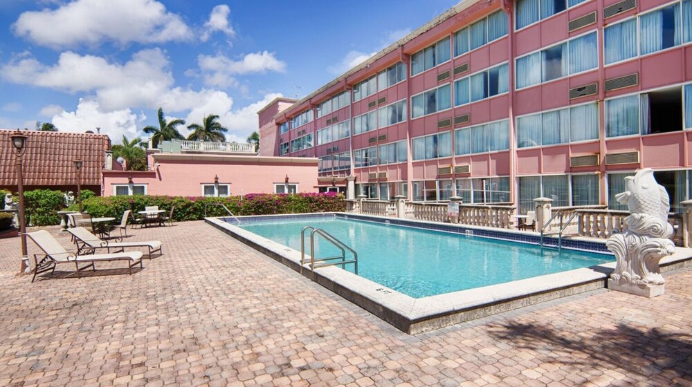 Outdoor pool, Miami Gardens Inn & Suites