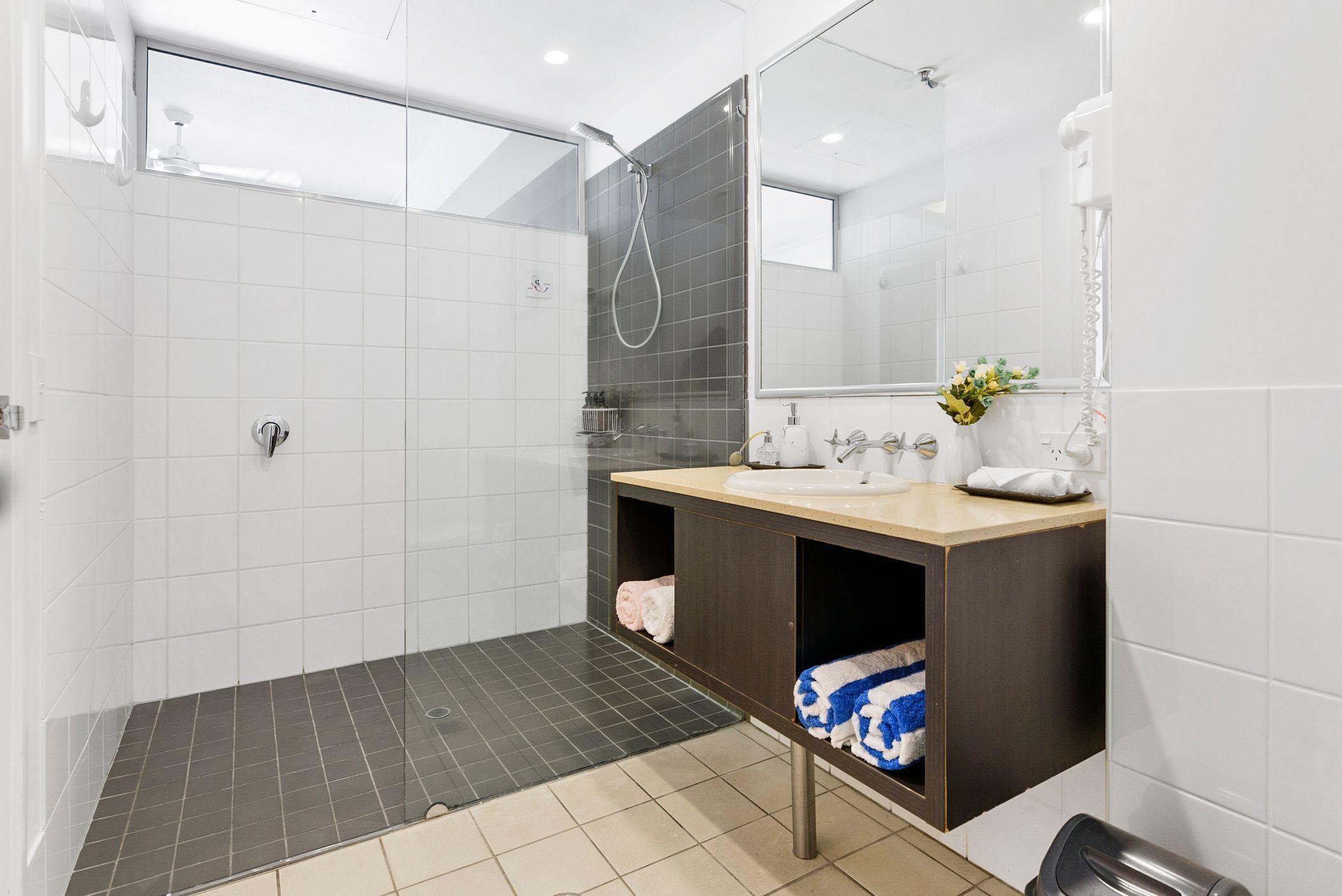 ?(106) Amazing Views in the City - Hotel Room?