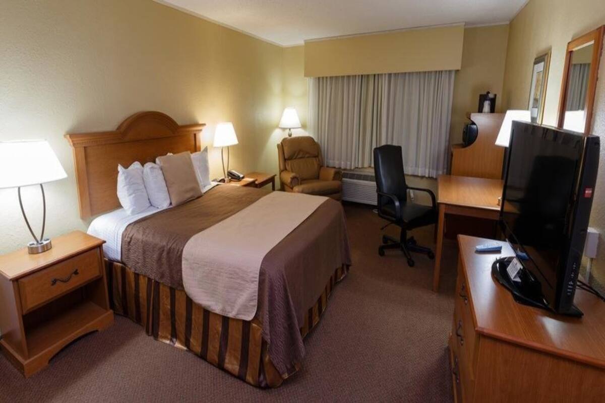 Norwood Inn Mankato Luxury Suite 1 Queen Bed With Whirlpool Tub Non Smoking 21 Room Prices Deals Reviews Expedia Com Norwood Inn Mankato Luxury Suite 1 Queen Bed With Whirlpool Tub Non Smoking 21 Room Prices Deals Reviews Expedia Com