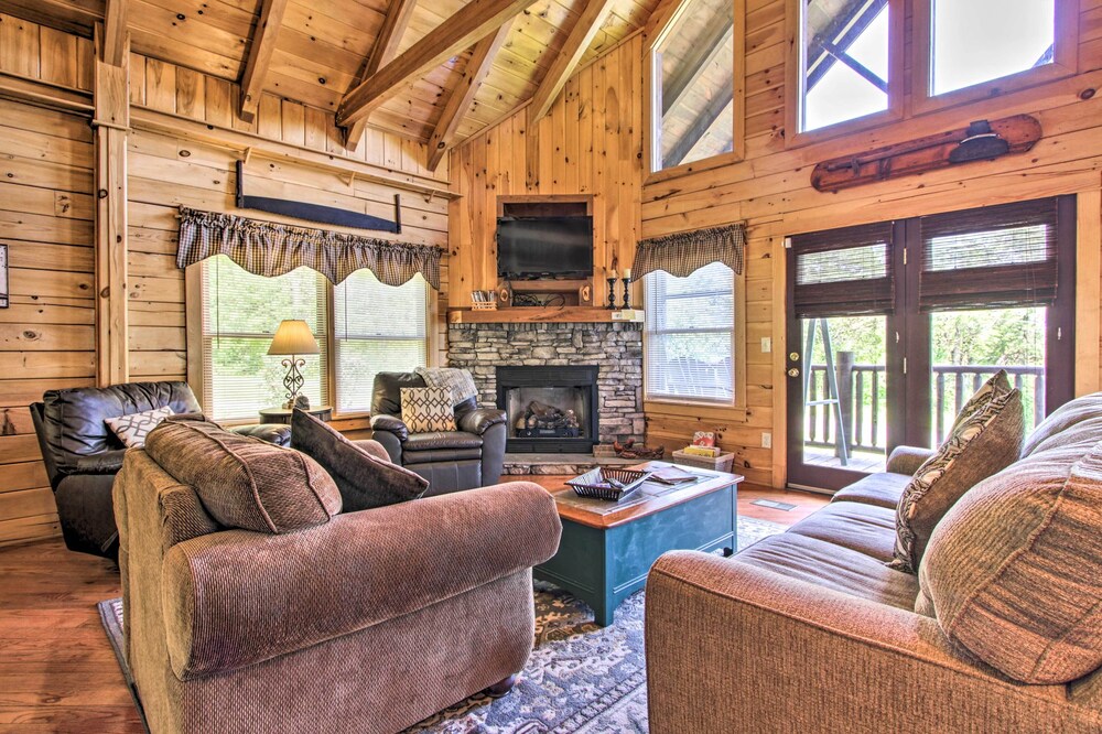 Idyllic Cabin w/Deck & Grill + View of Smoky Mtns!