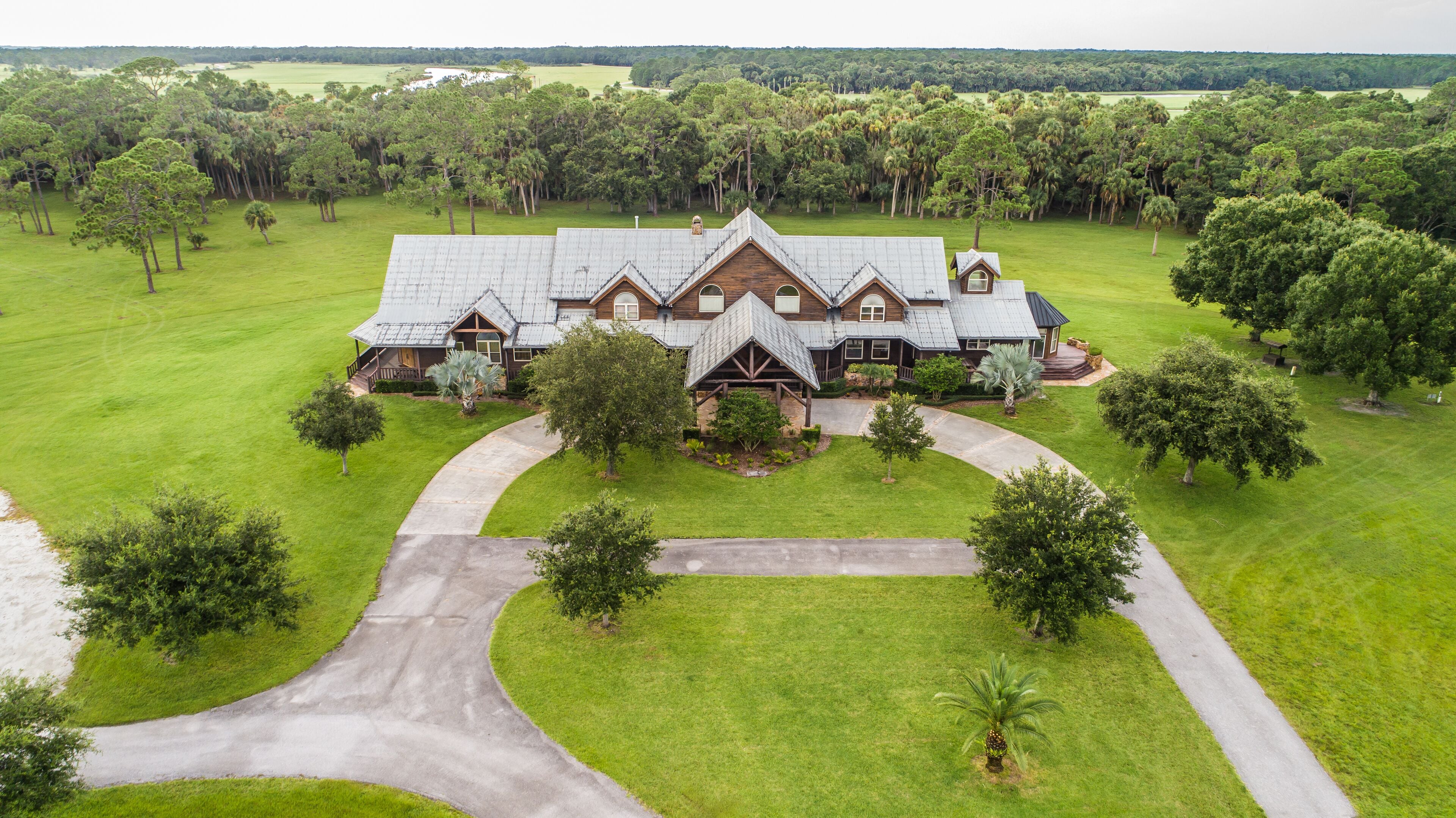 Rustic Country Lodge on 800 Private Acres in Okeechobee, United States