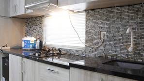 Lemari es, kompor, dan peralatan masak/sendok-piring