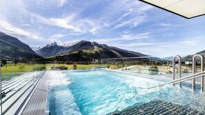 5 Innenpools, 5 Außenpools, Sonnenschirme, Liegestühle