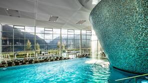 5 Innenpools, 5 Außenpools, Sonnenschirme, Liegestühle