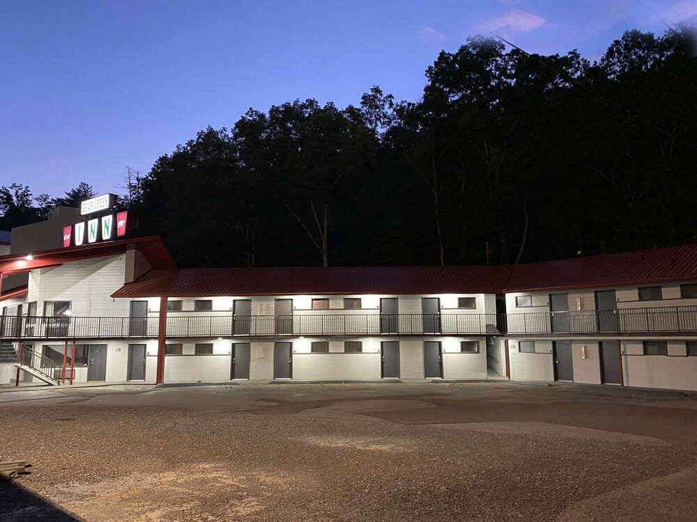 Bear Creek Inn, Gatlinburg Pigeon 69 Room Prices & Reviews