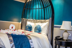 Senior Double Room, 1 King Bed | Premium bedding, down comforters, memory foam beds, minibar